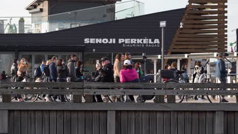 Gente-Andando-En-Bicicleta-Y-Caminando-Desde-El-Ferry-Que-Llegó-A-Klaipeda