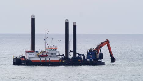 Bagger-In-Der-Nordsee,-Der-Außerhalb-Des-Neuen-Hafenbaus-Von-Aberdeen-Arbeitet