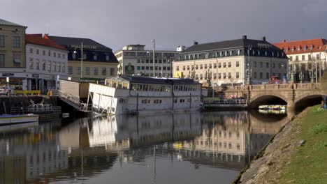 Restaurante-Barco-Flotante-Restaurante-Hundiéndose-En-Un-Río-En-Gotemburgo,-Suecia-Destino-Turístico