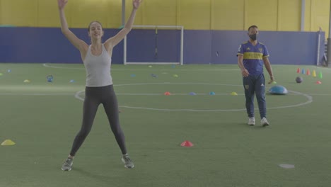 Frauentraining-Auf-Dem-Fußballplatz-Beim-Springen-Mit-Dem-Trainer