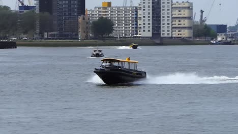 Ein-Wassertaxi-Rauscht-In-Den-Hafen,-Um-Passagiere-An-Ihr-Ziel-Zu-Bringen