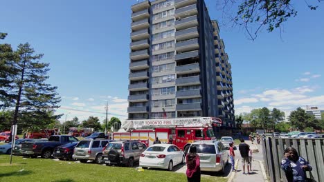 Hoher-Apartmentkomplex-Mit-Feuerwehrauto-Draußen---Dauerschuss