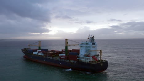 Buque-De-Carga-De-Contenedores-Aislados-Navegando-En-Mar-Abierto