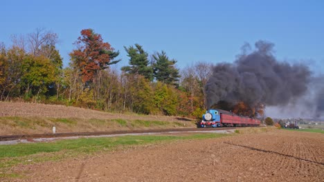 Thomas-El-Tren-De-Vapor-Del-Tanque-Acercándose-Con-Humo-Y-Vapor-En-Un-Día-Soleado-De-Otoño