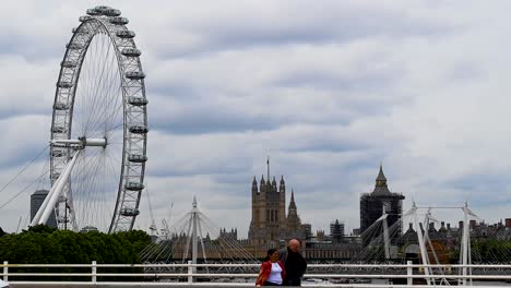 Das-London-Eye-Ist-Wieder-Geöffnet,-Also-Ist-Es-Vielleicht-An-Der-Zeit,-Es-Zu-Versuchen