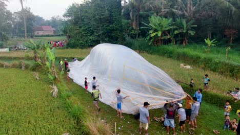 Indonesia-Rural-Comunidad-Local-Inflando-Globos-Como-Tradición-Navideña-Musulmana