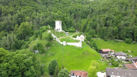 Luftaufnahme-Der-Burgruine-Falkenstein-In-Den-Bayerischen-Alpen-Am-Fluss-Inn