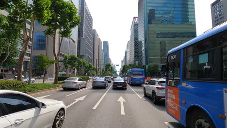 Seoul-Stau-Im-Geschäftsviertel-Gangnam-Von-Seoul---Autos-Und-Busse-Beginnen-Zu-Fahren,-Wenn-Die-Ampel-Von-Rot-Auf-Grün-Wechselt