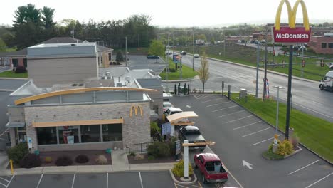 Antena-Descendente-Del-Restaurante-De-Comida-Rápida-Mcdonalds