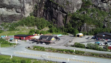 Autohof-Mit-Café-Und-Shell-Tankstelle-Neben-Der-Norwegischen-Autobahn-E16---Antenne-Des-Industriegebiets-Dalegarden-Außerhalb-Von-Bergen-Mit-Vorbeifahrenden-Autos