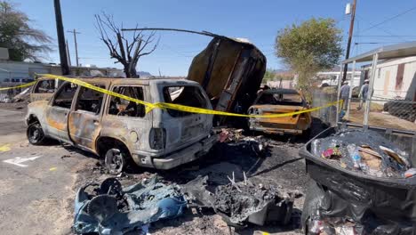 Varios-Vehículos-Destruidos-Por-El-Incendio-De-Un-Tráiler-Con-Botes-De-Basura-Derretidos-Cerca