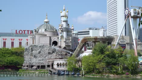 Vista-Del-Parque-De-Atracciones-De-Lotter-World-Desde-Cerca-Del-Lago-Seokchon-Durante-El-Día-En-Primavera-Tiro-Estático-De-Gran-Angular