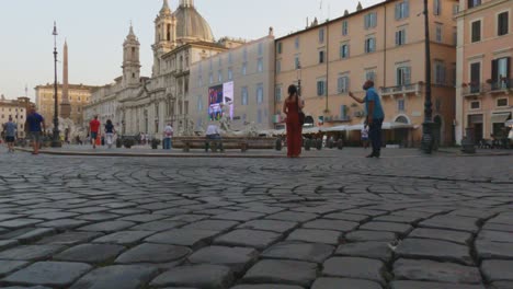 Pov-De-Nivel-De-Superficie-En-Cámara-Lenta-De-La-Famosa-Plaza-Piazza-Navona-Con-Turistas-En-Roma-Al-Atardecer,-Vista-En-Primera-Persona