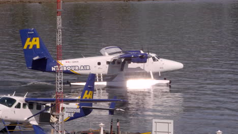 Hidroavión-En-La-Superficie-Del-Agua-Antes-Del-Despegue-En-El-Puerto-De-Canadá