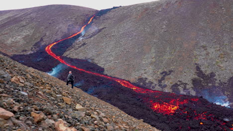 Mann,-Der-Den-Lavafluss-Besucht,-Der-Mit-Supergeschwindigkeit-Ins-Natthagi-tal-Fließt