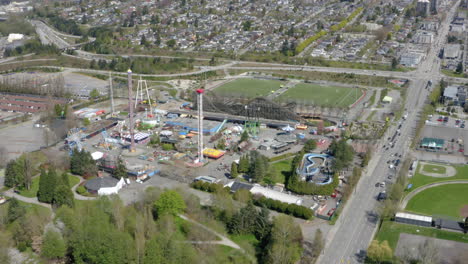 Vista-Aérea-Sobre-Un-Parque-De-Atracciones-Vacío