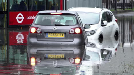 Un-Autobús-Y-Dos-Automóviles-Se-Encuentran-Sumergidos-Y-Abandonados-En-El-Agua-De-La-Inundación-Luego-De-Tormentas-Eléctricas-Que-Provocaron-Más-De-Un-Mes-De-Lluvia-Torrencial-En-Varias-Horas-En-Toda-La-Capital