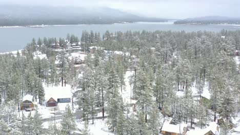 Aumento-De-La-Vista-Invernal-Del-Lago-Big-Bear-Desde-El-Puerto-Deportivo-De-Holloway-En-Las-Montañas-De-California