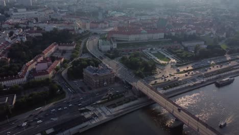 Video-De-Drones-De-La-Orilla-Del-Río-En-El-Casco-Antiguo-De-Varsovia,-Polonia