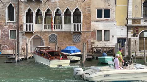 Barco-Privado-De-Un-Italiano-Adinerado-Que-Atraca-En-El-Muelle-Frente-A-La-Casa-Frente-Al-Mar