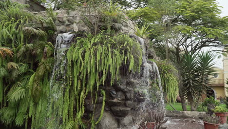 Toma-Estática-De-Una-Cascada-En-Un-Jardín-En-Virgen-De-La-Puerta,-Pachacamac,-Lima,-Perú