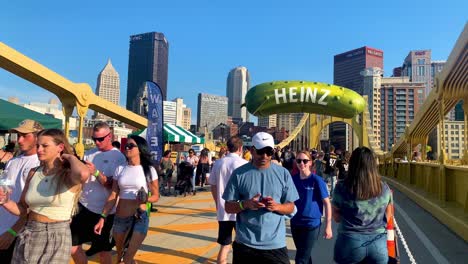 Menschen-Versammelten-Sich-Auf-Der-Andy-Warhol-Bridge-Während-Des-Picklesburgh-Food-Festivals-In-Pittsburgh,-Pennsylvania