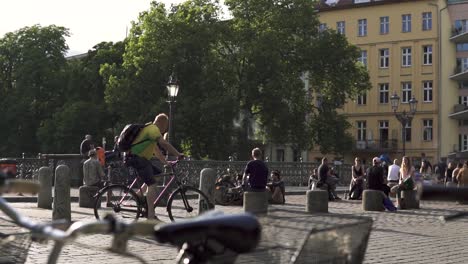 Lugareños-Y-Turistas-Relajándose-En-El-Puente-Admiral-En-Berlín-Kreuzberg