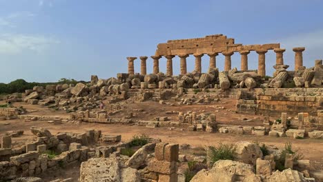 La-Gente-Visita-El-Suntuoso-Sitio-Del-Patrimonio-Arqueológico-De-Selinunte-En-Sicilia,-Italia