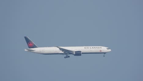 Siga-Air-Canada-Boeing-737-Max-Cruzando-El-Cielo-Azul-Listo-Para-Aterrizar-En-El-Aeropuerto-De-Toronto