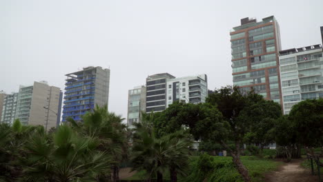 Duro-Invierno-Ventoso-En-La-Zona-Residencial-De-Miraflores-Lima-Peru