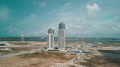 Eko-Pearl-Towers,-Un-Edificio-Residencial-En-La-Nueva-Ciudad-Que-Fue-Recuperada-Del-Océano-En-La-Isla-Victoria