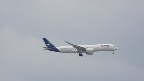 Una-Elegante-Flota-De-Aviones-De-La-Aerolínea-Lufthansa-Vista-En-El-Cielo-En-El-Aeropuerto-Internacional-Toronto-Pearson,-Mississauga,-Ontario,-Canadá