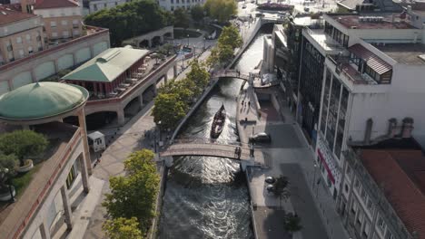 Barco-Tradicional-En-El-Canal-De-Ria-De-Averio,-Portugal