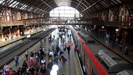 Multitud-De-Pasajeros-Caminan-En-La-Plataforma-De-La-Estación-De-Tren-Luz-En-Sao-Paulo