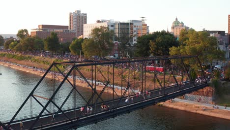 Gente-Caminando-En-El-Puente-Peatonal