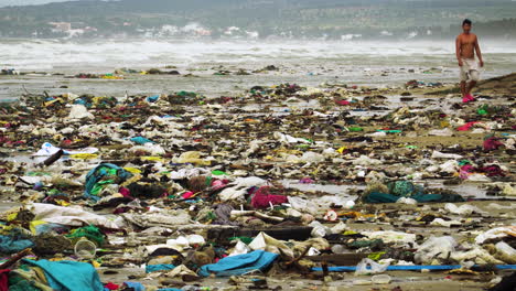 Condición-Patética-Debido-A-La-Acumulación-De-Basura-En-La-Costa-De-La-Playa-De-Mui-Ne-Debido-Al-Tifón