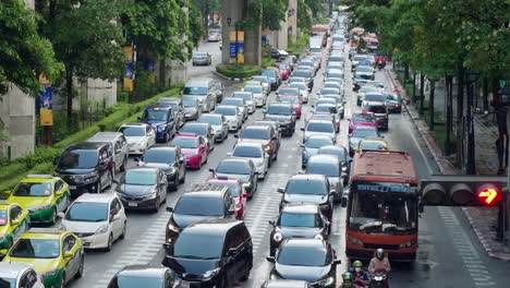 Weiter-Blick-über-Den-Verkehr-Durch-Belebte-Kreuzungen-Zur-Hauptverkehrszeit-In-Bangkok,-Die-Von-Ampeln-Kontrolliert-Wird,-Gibt-Es-Jeden-Tag-Starken-Verkehr