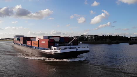 Luftaufnahme-Des-Missouri-binnencontainerschiffes,-Das-Den-Fluss-Noord-Befährt