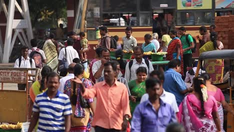 Calle-Concurrida-Y-Llena-De-Gente-India-Local-En-La-Ciudad-De-Chennai