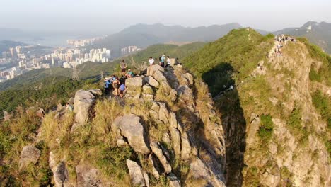 Einheimische-Und-Touristen-Sitzen-Auf-Dem-Lion-Rock-Ridge-Mit-Blick-Auf-Die-Skyline-Von-Hongkong