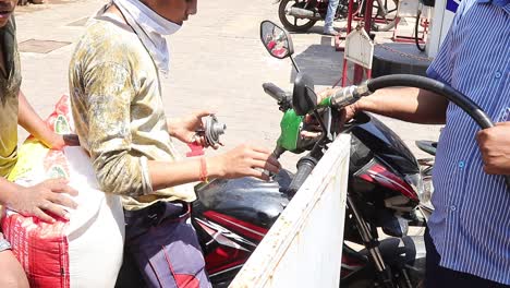 Empleado-De-La-Bomba-De-Gasolina-Llenando-Combustible-En-Una-Motocicleta