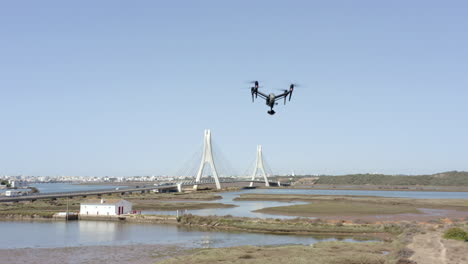 Aufnahmen-Von-Drohne-Dji-Inspirieren-Während-Eines-Testflugs-Vor-Dem-Hintergrund-Der-Portimao-eisenbahnbrücke-Im-Distrikt-Faro,-Portugal-Am-10.-November-2021