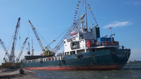 El-Barco-Está-Cargando-Y-Descargando-En-El-Puerto