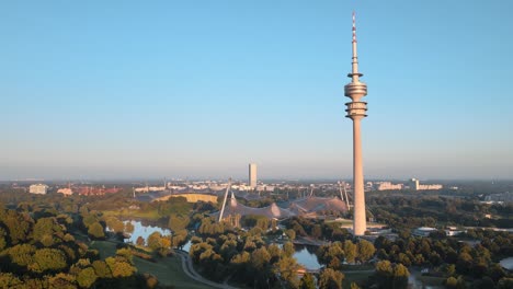 Vista-Aérea-Del-Parque-Olímpico-De-Munich-En-Verano