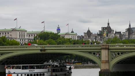 Zeitraffer-Des-BT-Turms-über-Der-Westminster-Bridge