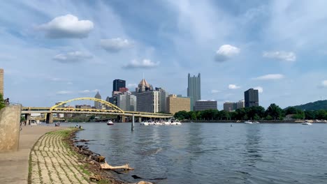 Frente-Al-Río-Allegheny-Con-El-Centro-De-Pittsburgh-Al-Fondo