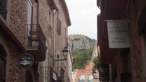 Mittelalterliche-Burg-Bleibt-Im-Hintergrund-Der-Historischen-Stadt-In-Begur-Katalonien-Spanien---Schwenk