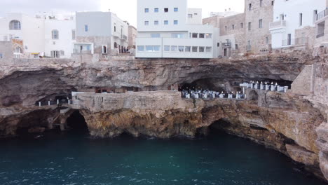 Cuevas-Costeras-Bajo-El-Pueblo-Italiano-De-Polignano-A-Mare,-Bari,-Drone