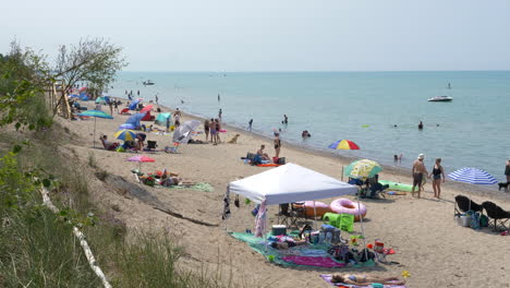 Gente-Disfrutando-De-Un-Día-Soleado-En-El-Lago-Huron,-Canadá