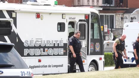 Agentes-De-Seguridad-Pública-Y-Furgoneta-De-Servicio-En-La-Escena-De-Un-Tiroteo-En-Longueuil,-Canadá